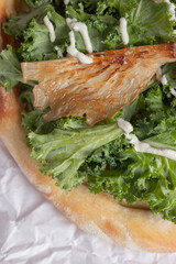 Pizza vegana, con vegetales, hongos girgolas y burrata vegetal