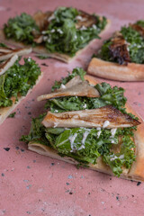 Pizza vegana, con vegetales, hongos girgolas y burrata vegetal