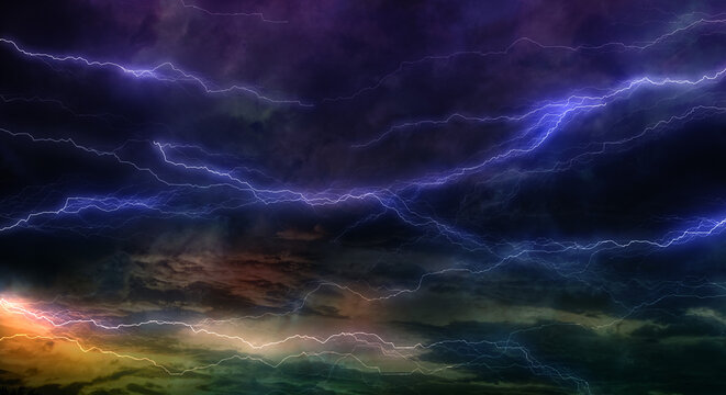 暗く厚い雨雲に走る雷、稲妻の背景　嵐・台風・豪雨・大雨・邪悪・不穏・ヘビーメタルのイメージ