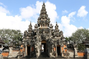 Naklejka premium Hindu-Tempel im Taman Werdhi Budaya Art Center, Denpasar, Bali, Indonesien