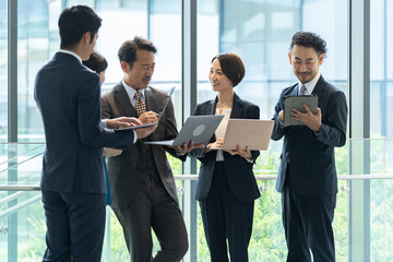 立ちながら会議をするビジネスマン