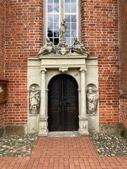 Fototapeta na wymiar Prunkvolle Eingang zur Kirche Walsrode, Stellichte in der Lüneburger Heide 