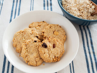 ナッツとクランベリーのオートミールクッキー