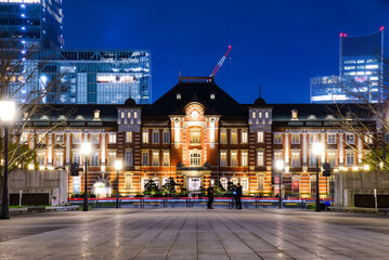 東京駅の夜景　正面から