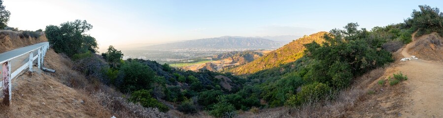 Fototapeta na wymiar Behind of Hollywood Sign Hiking in Panorama