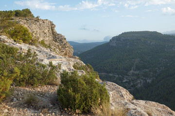 Capas de montañas con el Barranc del Cint y la Mola de Serelles desde el Alt de les Pedreres en Alcoy