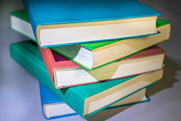 Ein liegender bunter Bücherstapel mit 5 Büchern
