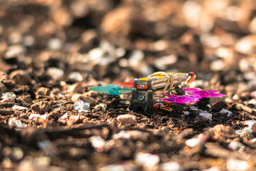 kleine FPV drone liegt startbereit auf dem Herbstboden