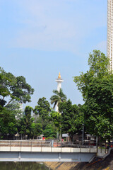 Obraz premium View of Jakarta National Monument from afar and covered in trees