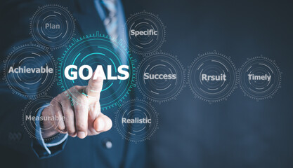 The coach teaches on how to set goals, concepts about objectives and achievements.
