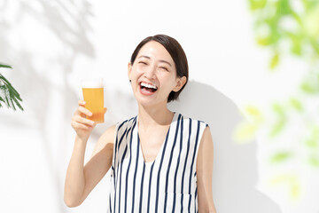 笑顔でビールを持つ女性