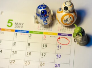 Obraz premium TOKYO, JAPAN - APRIL 22, 2019 - Star Wars Figures (Yoda, BB8 & R2-D2) on a calendar sheet looking at May the 4th