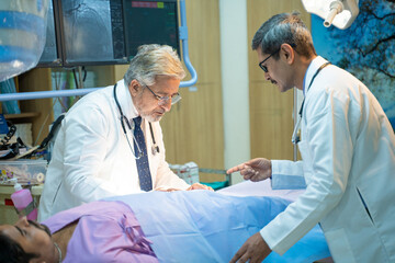 Obraz premium Doctors Performing Surgical Operation in Bright Modern Operating Room