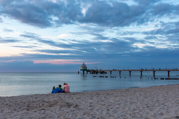 Zum Sonnenuntergang am Strand von Zingst an der Ostsee.