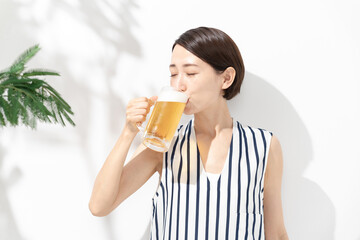 笑顔でビールを持つ女性