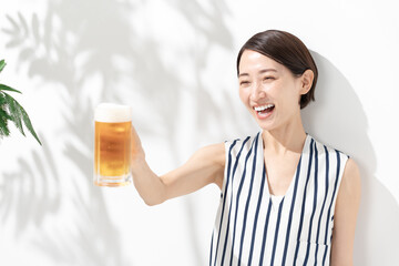 笑顔でビールを持つ女性