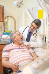 Obraz premium Dentist Checking patient teeth at hospital.