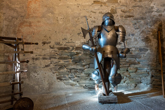 Antica armatura di soldato con spada ed alabarda. Epoca del medioevo.