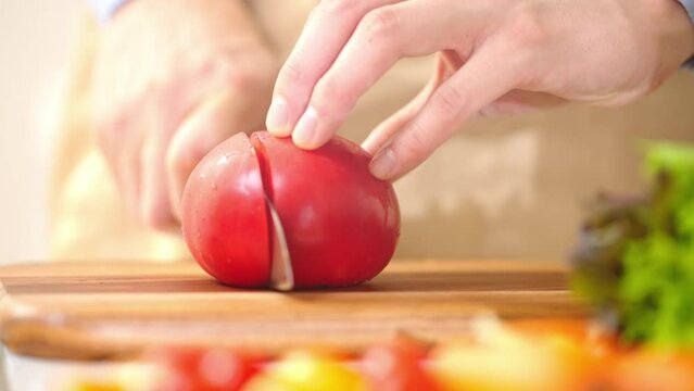 ポートレート, 人物, 人, 男性, 男, 日本人, 日本, 若い, 20代, 30代, モデル, 考える, カメラ目線, 笑顔, ポジティブ, 献立, レシピ, 家事, 食事, 主婦, 料理, 調理, 野菜, 手, ニンジン, にんじん, 人参, エプロン, 手元, ズーム, 室内, 屋内, キッチン, 台所, シンク, リビング, ダイニング, コピースペース, 白, ライフスタイル