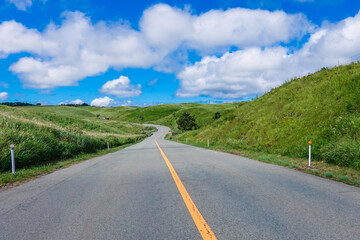 秋晴れ広がる阿蘇ミルクロードのドライブ風景（熊本県阿蘇市）
