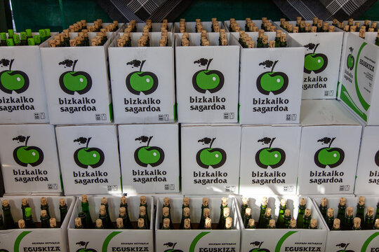 Botellas de sidra Eguskiza con D:.O. Bizkaiko sagardoa  expuestas en el mercado anual de Santo Tom&aacute;s en Bilbao, Bizkaia, Pa&iacute;s Vasco