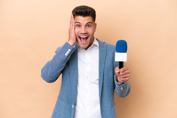 Naklejka premium Young caucasian TV presenter man isolated on white background with surprise and shocked facial expression