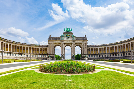 The Cinquantenaire Memorial Arcade in the centre of the Parc du Cinquantenaire, Brussels, Belgium with the text "This monument was erected in 1905 for the glorification of the independence of Belgium"