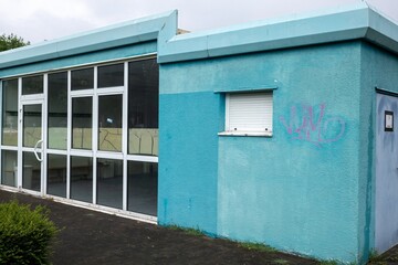 Obraz na płótnie Canvas old blue building with windows