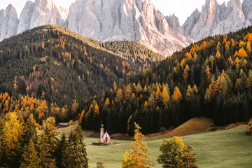 Foto op Plexiglas Dolomieten Beautiful shot of Chiesetta di San Giovanni Church in Ranui Dolomites Italy