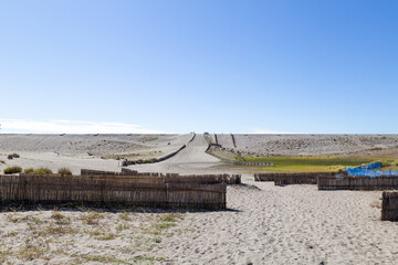 砂で作られた防潮堤