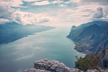 Panorama Aussicht vom Punta Larici auf den Gardasee 