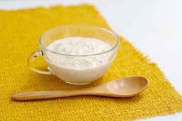 オーバーナイトオーツと木のスプーン