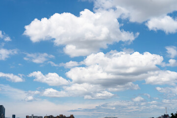 青空とモコモコと沢山の雲と街