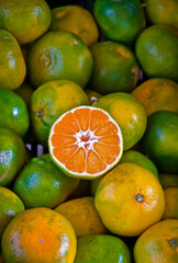 Mandarinas en una caja en la fruteria