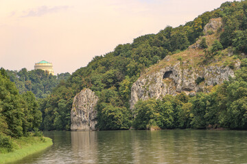 Fototapeta na wymiar Romantische Donau; Weltenburger Enge mit Befreiungshalle
