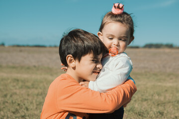 Fototapeta premium Hermosos hermanos niños abrazándose 
