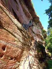 Treppen zur Burgruine Falkenburg bei Wilgartswiesen Verbandsgemeinde Hauenstein im Landkreis Südwestpfalz. Aussicht vom Premiumwanderweg Wilgartswieser Biosphärenpfad.