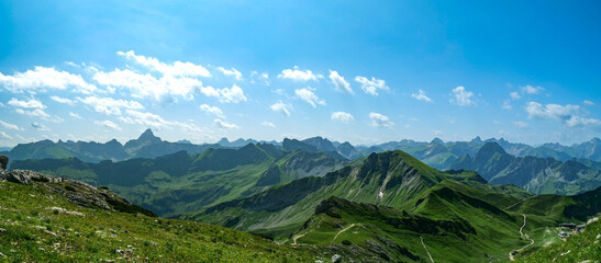 Naklejka na ściany i meble Oberstdorf, Deutschland: Sommerliches Panorama in den Alpen