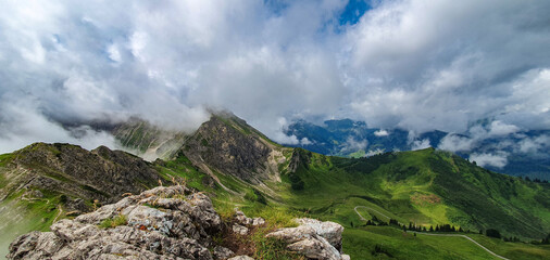 Vorarlberg, Österreich: Wolken in den Alpen des Kleinwalsertals