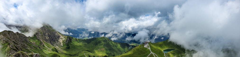 Obraz na płótnie Canvas Vorarlberg, Österreich: Panorama im wolkenverhangenen Kleinwalsertal