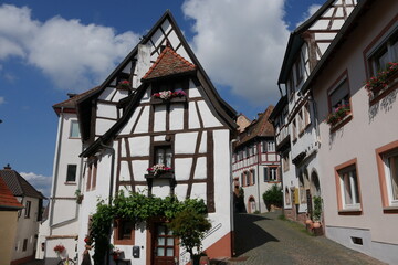 Gasse mit Fachwerkhäusern in Neuleiningen