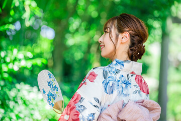 うちわを持つ浴衣姿の日本人女性