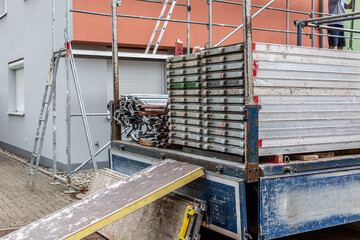 Naklejka premium Modern house under construction with scaffold pole platform.