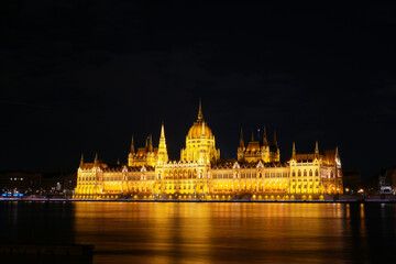 Fototapeta premium Beautiful view at night of the Parliament of Budapest, Hungary.