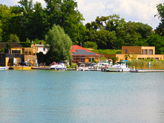 Fototapeta premium Der Lychener Stadtsee mit der Stadt Lychen