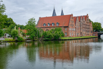 Obraz premium Historische Salzspeicher an der Obertrave in Lübeck