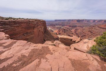 hiking the dead horse trail in dead horse point state park in utah, usa
