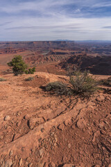 hiking the dead horse trail in dead horse point state park in utah, usa
