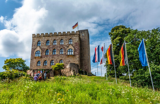 Frontansicht des historischen Hambacher Schlosses bei Neustadt Deutschland mit Besuchern im Sommer