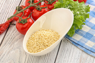 Raw sesame seeds in the bowl